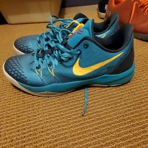 Nike Kobe Low basketball shoes
